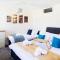 Cosy Open Plan Harbourside Inn with SuperKing Beds, Wood Burning Stove and Bar