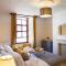 Cosy Open Plan Harbourside Inn with SuperKing Beds, Wood Burning Stove and Bar
