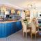 Cosy Open Plan Harbourside Inn with SuperKing Beds, Wood Burning Stove and Bar