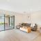 KOZYGURU Greenvale VIC Roomy Charming 7 Bed House + Free Parking VGR021