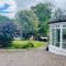 5 bedrooms sleeps 10-12 free wifi & parking garden