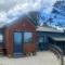 2 Bedroom cottage sleeps 4 with Hot-tub, & shared Pool use