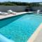 2 Bedroom cottage sleeps 4 with Hot-tub, & shared Pool use