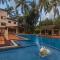 Saffronstays Casa Del Palms, Alibaug - luxury pool villa with chic interiors, alfresco dining and island bar - Alibag