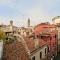 Very central apartment in historical 1600 Palace with lift within a few min walk from San Marco Square