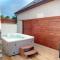 Fistral hot tub house for 8 on Retallack Resort
