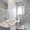 Spacious 4BR, Parking, Near Centre, Accommodates 7