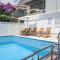A1-apt w shared pool & balcony next to the beach