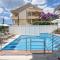 A2-apt w shared pool & balcony next to the beach