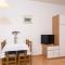 A2-apt w shared pool & balcony next to the beach