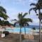 Cocotiers et pieds dans leau