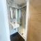 Cloud9 Guest House - by Coastline Retreats - Newly Renovated, Beautiful Ensuite Rooms Near Seafront in Town Centre, Netflix, SuperFast WiFi, Communal Kitchen