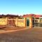 Adorable-secure 3 bedroom holiday home with Pool around the corner from The Miners Rest. - Kalgoorlie