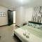 Balcony & 2BR TownHouse - near Clark Airport & Aqua Planet - TRP2