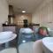Cheerful 4 - Tranquil Oasis Modern and Spacious Retreat 4-Bedroom with Private Parking and Serene Gardens - 卢顿