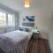 Cheerful 4 - Tranquil Oasis Modern and Spacious Retreat 4-Bedroom with Private Parking and Serene Gardens