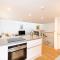Edinburgh Modern 3-Storey 3-Bedroom City Apartment
