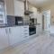 Elegant 5 Bed House - Sleeps 9, Central Solihull, NEC, JLR, HS2, Resorts World, Airport Business and Leisure Stays,
