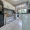 5-Bedroom Solihull Near NEC and Airport