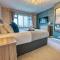 Elegant 5 Bed House - Sleeps 9, Central Solihull, NEC, JLR, HS2, Resorts World, Airport Business and Leisure Stays,