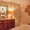 Cinnabar: Luxury, Couples Nook in Historic Walls.