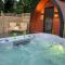 Paddock Pod - Sleeps 4 & Roofed Over Private Hot Tub - Burnfoot