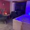 Studio Cosy avec Jacuzzi Privatif et Terrasse - Hazebrouck