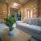 Aspen Lodge, Amazing New Log Cabin with Hot Tub - Sleeps 6 - Felmoor Park