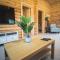 Aspen Lodge, Amazing New Log Cabin with Hot Tub - Sleeps 6 - Felmoor Park