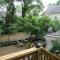 The Greenhouse Cozy Cottage- Walk to Downtown!