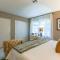 Cosmopolitan Suite, Centrally located to Downtown and the beach.
