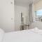 4 Thornlea Mews