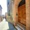 LA FONTE-with balcony close by Piazza del Campo