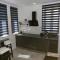 Water Lily Apartment Studio 2 free parking- self check-in - Орадя