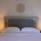 Sea Breeze Santorini Beach Resort, Curio By Hilton - 佩里沃罗