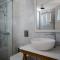 Sea Breeze Santorini Beach Resort, Curio By Hilton - 佩里沃罗
