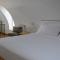 Sea Breeze Santorini Beach Resort, Curio By Hilton - 佩里沃罗