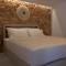 Sea Breeze Santorini Beach Resort, Curio By Hilton - 佩里沃罗
