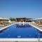 Sea Breeze Santorini Beach Resort, Curio By Hilton - 佩里沃罗
