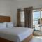 Sea Breeze Santorini Beach Resort, Curio By Hilton - 佩里沃罗
