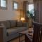 Sea Breeze Santorini Beach Resort, Curio By Hilton - 佩里沃罗