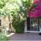 Home On Uitvlugt - Peaceful leafy garden flat with sunny lounge