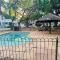 Lovely, modern 2-bedroom flat with a pool & BBQ - Gaborone