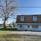 2 Bed, 1 Bath, Upper Level Unit