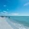 You can't get closer to the beach than this beachy 3 bedroom condo - سيستا كي