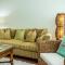 You can't get closer to the beach than this beachy 3 bedroom condo - سيستا كي