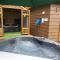 Relaxing secluded lodge couples getaway with hot tub - Eaton