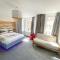 Cloud9 Guest House - by Coastline Retreats - Newly Renovated, Beautiful Ensuite Rooms Near Seafront in Town Centre, Netflix, SuperFast WiFi, Communal Kitchen