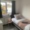 Crowthorne House, beautiful 3 bedroom Home for upto 8 Guests, with sofa bed Cul-de-sac with Private Driveway