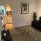 KB51 Charming 2 bed house in Horsham, pets very welcome and long stays with easy access to London, Brighton and Gatwick